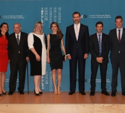 Fotografía de grupo de Sus Altezas Reales los Príncipes de Asturias y de Girona con los Premiados por la Fundación Príncipe de Girona en el año 2013